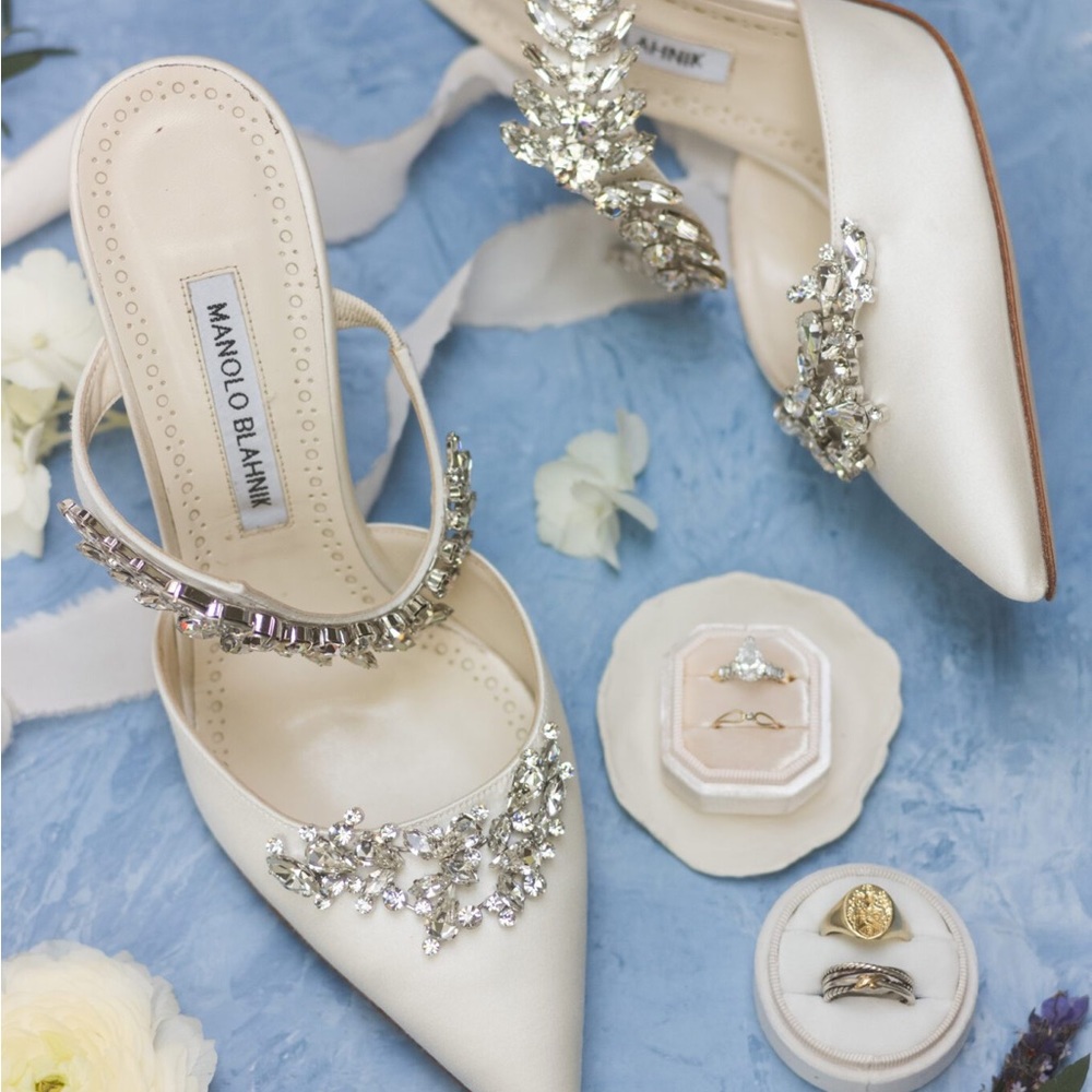 Manolo Blahnik - Off-White Satin Crystal Embellished lorum mules